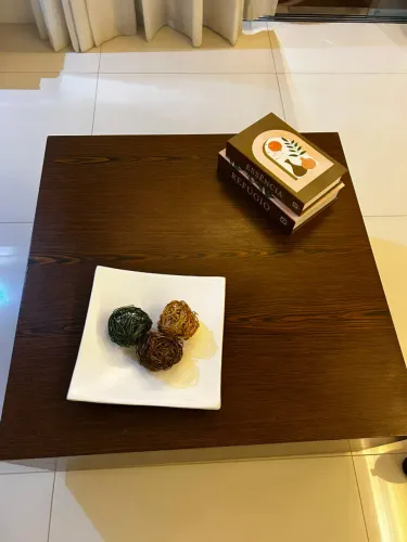 Conjunto mesa de centro e duas auxiliares