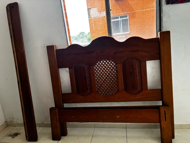 Cama casal de madeira