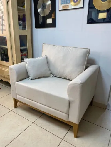 Poltrona estrutura de madeira revestimento linho (almofada de brinde)