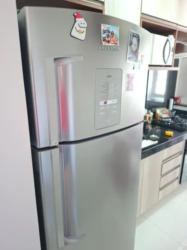 Geladeira Brastemp Ative! inox com painel eletrônico