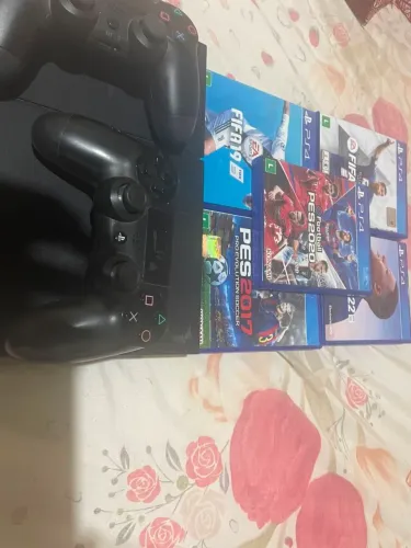 Playstation 4 com 2 controles, 5 jogos mídia física, 3 jogos mídia digital.