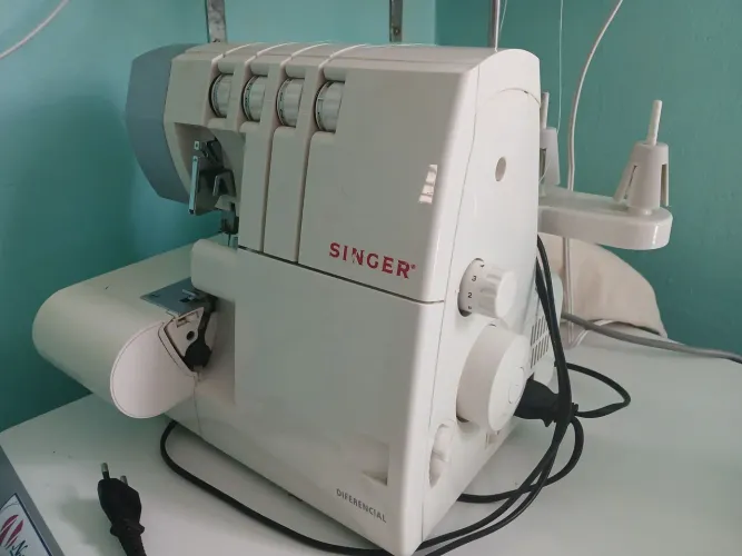 Maquina overlok da singer 