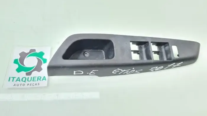 Moldura Comando Vidro Dianteiro Esquerdo Toyota Etios 2017