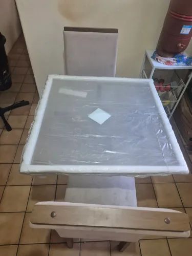Mesa de vidro 80x80, com duas cadeiras.