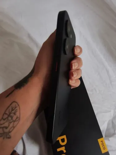 Vendo um poco x8 pro zerado todo completo com caixa carregador do jeito que saiu da loja