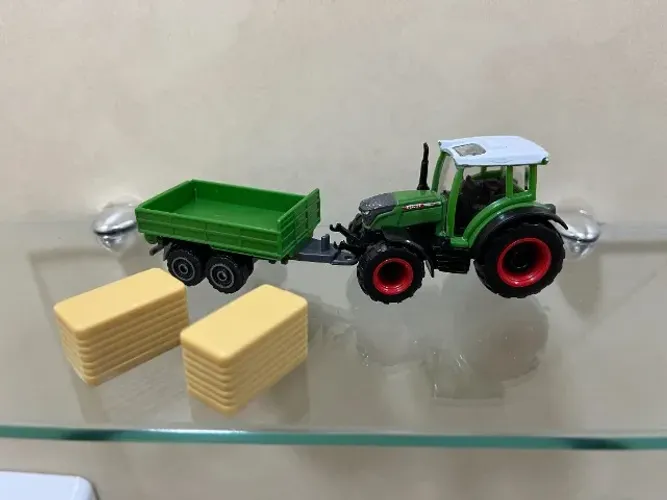 miniatura Trator agro com trailer carretinha 4 rodas 2 blocos feno 1/64