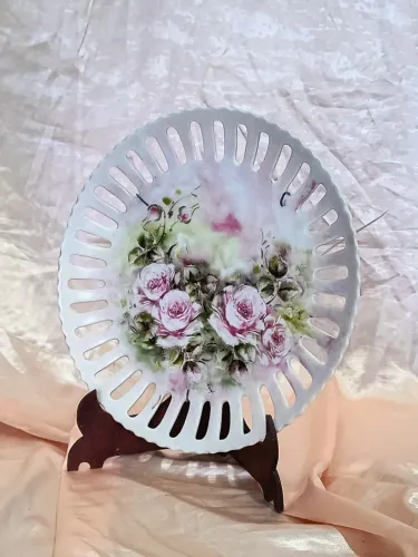 Antigo prato decorativo frenestrado anos 40 em porcelana floral detalhes antiquario lindo