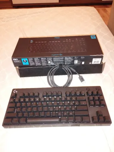 Teclado Mecânico Gamer Logitech G PRO Cabo Destacável, Switch GX Blue Clicky RGB LIGHTSYNC