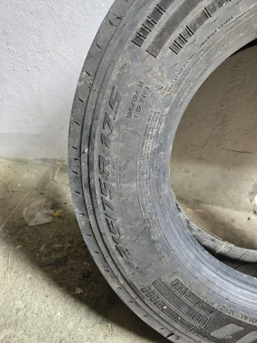 Pneu pirelli caminhão ótimo estado.