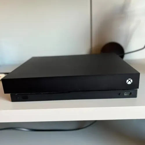Xbox One X + 2 controles originais + todos cabos necessários