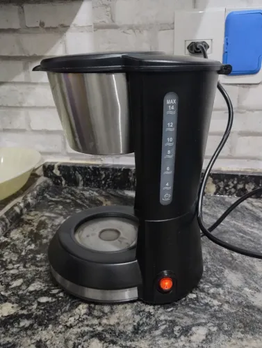 Cafeteira Philco 127 V, para concertar ou aproveitar peças. Falta a jarra e o filtro.