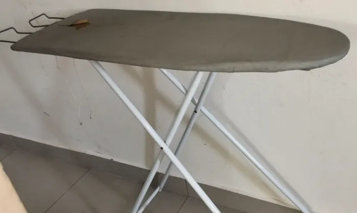 Tábua de Passar Roupas Dobrável (Estrutura Firme / Para Reforma)