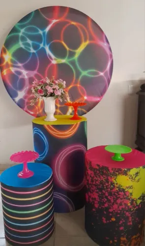 Kit de festa com Painel e trio de capas para cilindros Neon