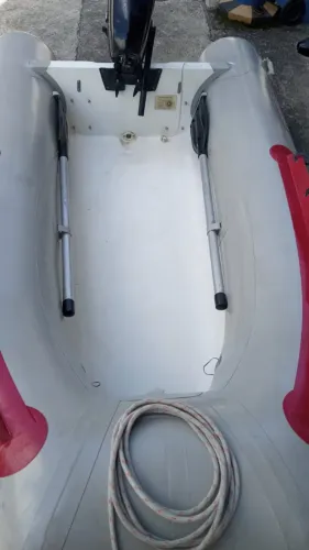 Bote inflável Remar 2,4mts, fundo rígido com rodinhas + motor Mercury 3,3 hp.