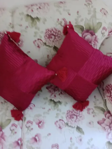 Vendo lindas Almofadas novas cor vermelha em cetim novas sem uso, com pingente com perolas