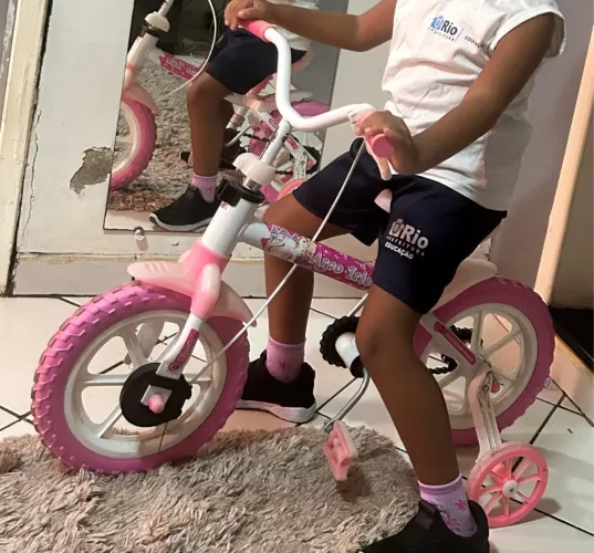  Bicicleta Aro 12 Infantil Track Bikes Arco Branco e Fucsia com Rodinhas