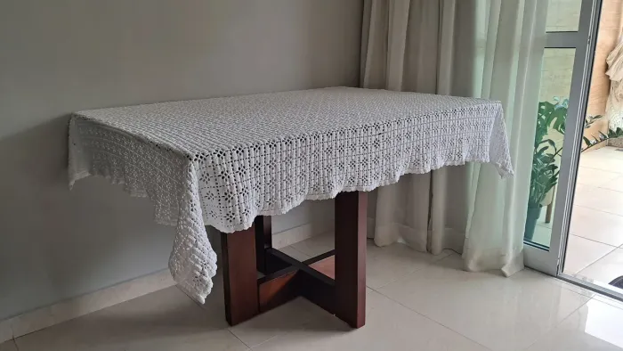 Mesa com base de madeira e tampo de vidro