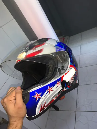 Capacete nada
