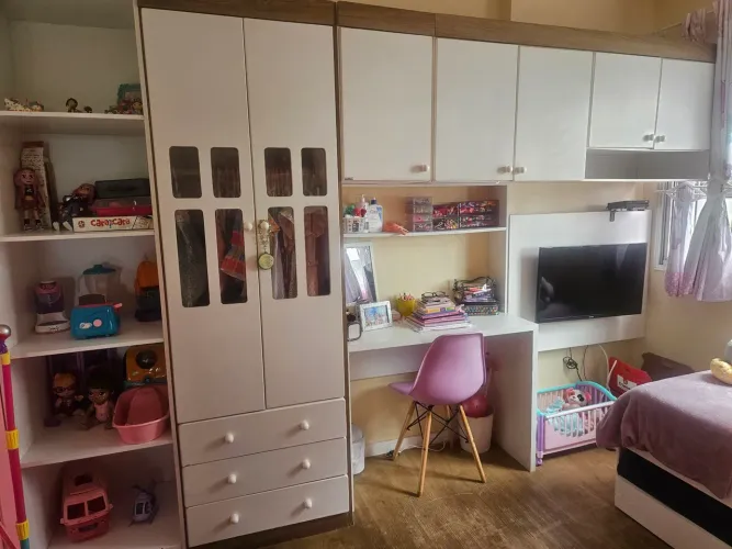 GUARDA-ROUPA INFANTIL PLANEJADO COM ESCRIVANINHA E PAINEL PARA TV