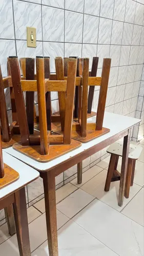 Mesa de madeira com 3 bancos