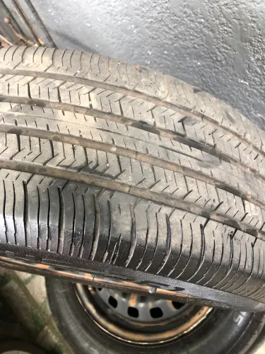 Vendo pneus com roda de ferro semi novo