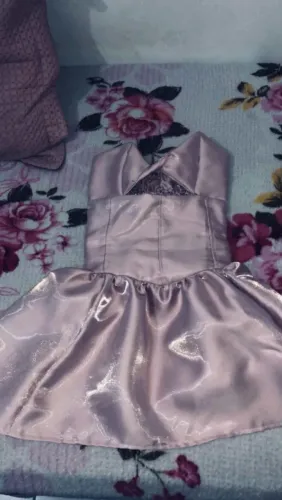 Vendo Vestido Encantador que Valoriza a Silhueta Elegância em Cada Detalhe!
