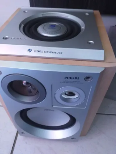 2 Caixas de som Philips,  com um Sub ativo 