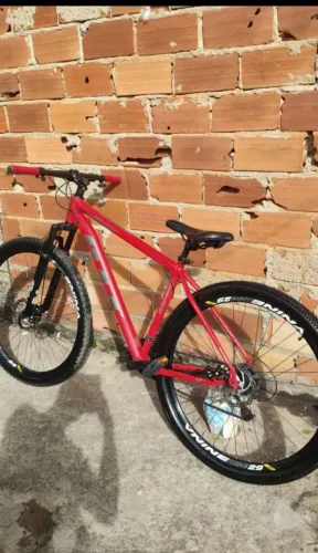 Vendo essa bicicleta Aro 29 boa toda de macha freio adisco ,Tem nota fiscal tem tudo