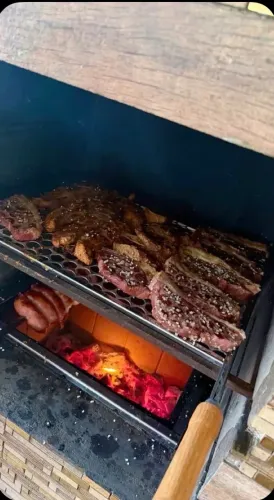 Precisa-se de churrasqueiro e assador frango em máquina