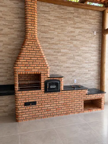 Churrasqueira com fogão a lenha e forno 