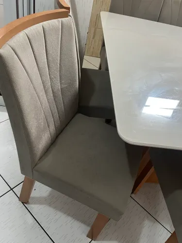 Mesa de 8 lugares, com pouco tempo de uso!