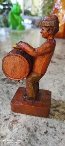 Mini escultura,antiga em madeira maciça: