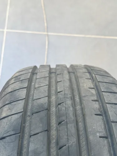 Pneu Goodyear 215 45 18, seminovo em excelente estado.
