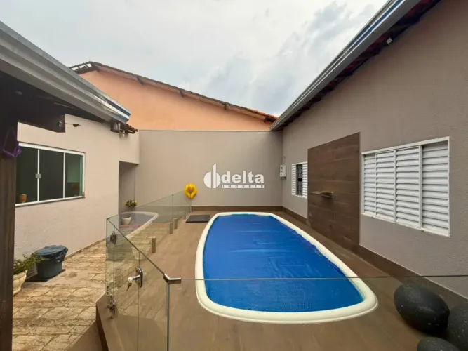 Casa com 4 quartos sendo 2 suítes disponível para venda no bairro Planalto em Uberlândia-M