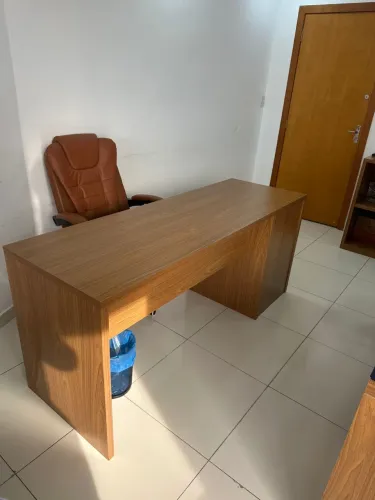 Mesa de escritório em madeira com gavetas