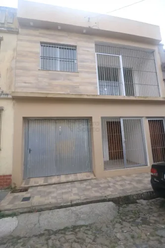 Sobrado no Centro de Pelotas, parte inferior, com 02 dormitórios e suíte!