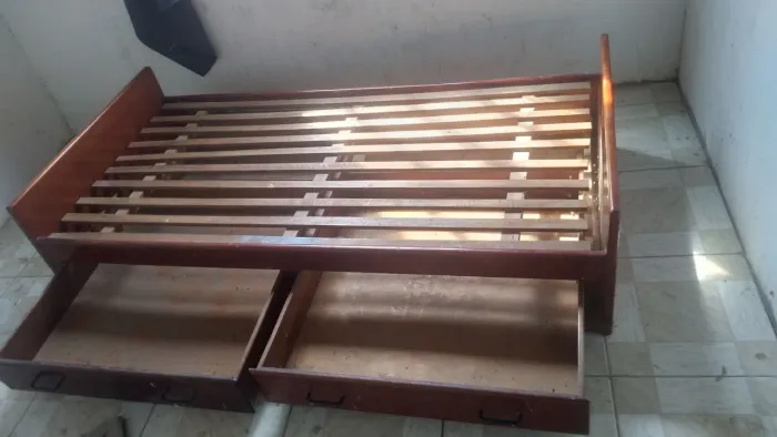 Cama de solteiro e sofá troco por celular os dois