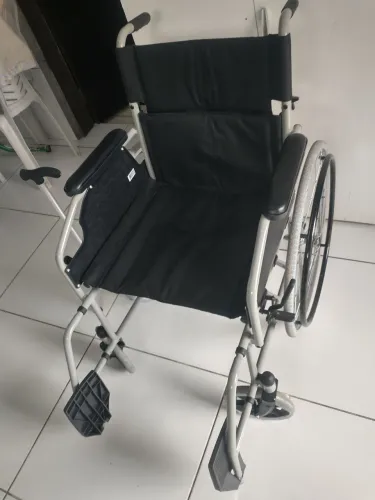 Tô vendendo essa cadeira de rodas e essa bengala 
