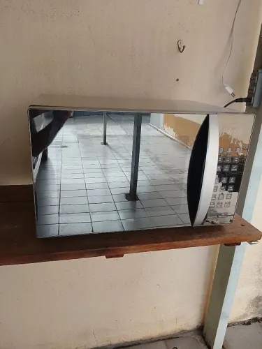 Microondas Panassonic 30 L espelhado e em inox