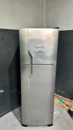 Geladeira inox em perfeito funcionamento: 900 reais