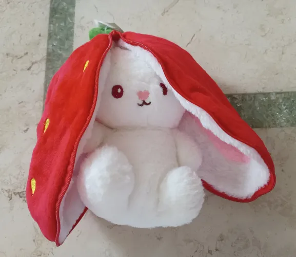 Coelhinho de pelúcia dentro do morango