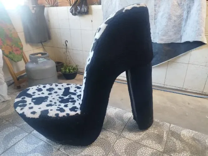 Assento em forma de salto para você que está querendo decorar e deixar a sua loja bonita