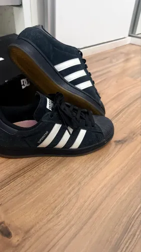 Tênis Superstar de camurça da adidas