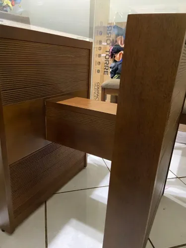 Vendo mesa de madeira com 8 cadeiras 
