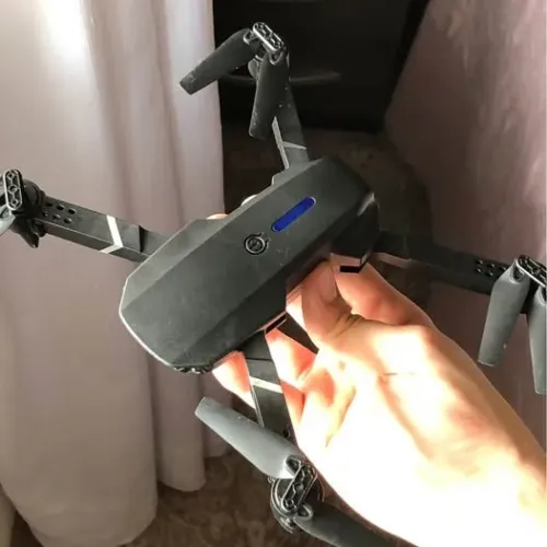 Drone E88 com controle e acessórios
