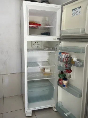 Vendo geladeira em perfeitas condições 2 portas