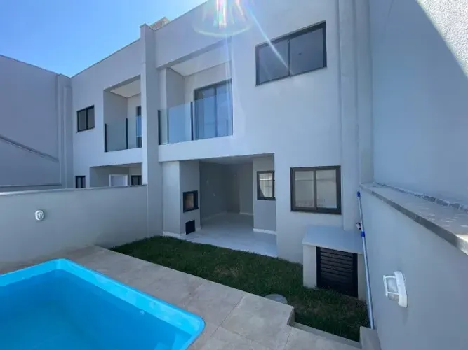 Sobrado com acabamento em Alto Padrão, em Balneário Piçarras