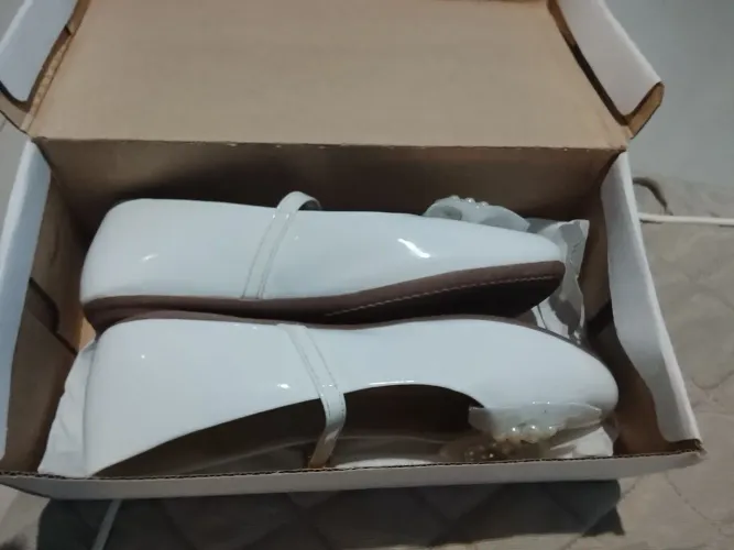 Vendo vestido noiva tamanho PP e uma sapatilha tamanho 35 usado uma vez só.