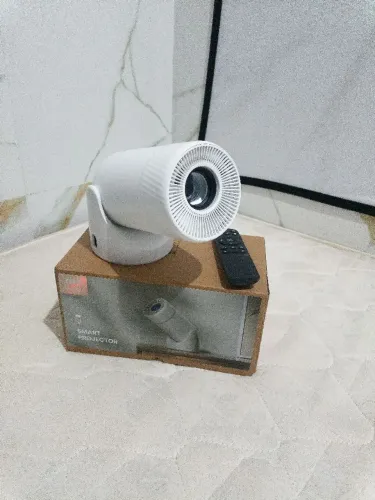 Vendo projetor AOC , FREE mini , portátil, excente acabamento , fácil transportar , lindo.