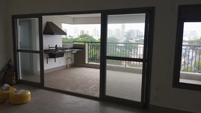 Portas e Janela Balcão, com persiana